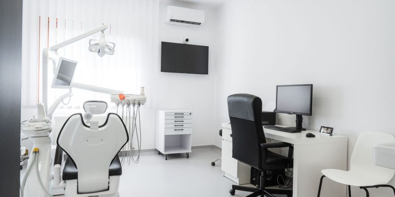 Kezelőszoba az Unico Dental gödöllői rendelőjében, fogászati kezelőszékkel